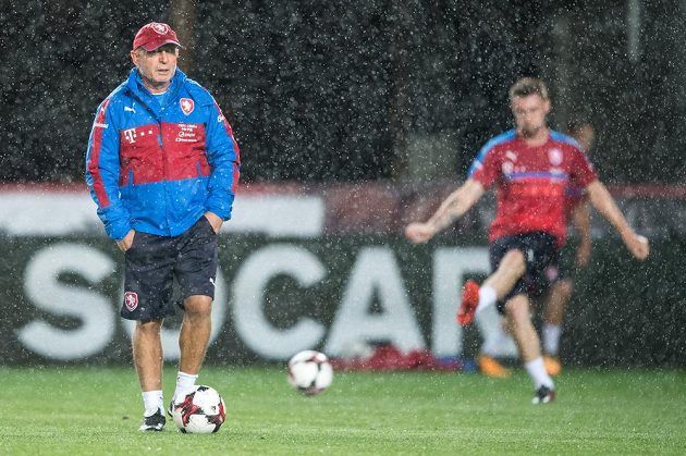 Trenér Karel Jarolím během tréninku před utkáním kvalifikace MS 2018 v Eden Areně v Praze.