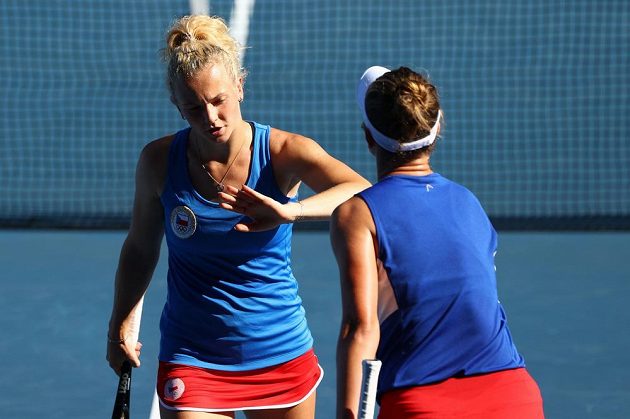České tenistky Kateřina Siniaková (vlevo) a Barbora Krejčíková ve finále olympijské čtyřhry.