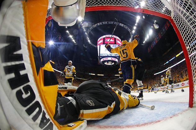Matt Murray (30) pokořen. Craig Smith (15) z Nashvillu se raduje ze vstřelené branky spoluhráče Callea Jarnkroka (19).