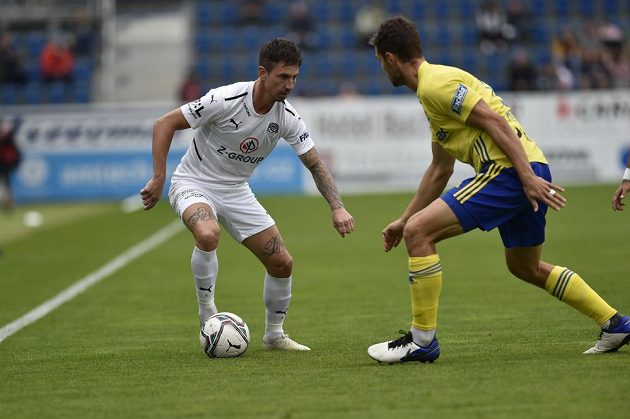 Zleva Milan Petržela ze Slovácka a Lukáš Vraštil ze Zlína v utkání 8. kola první fotbalové ligy