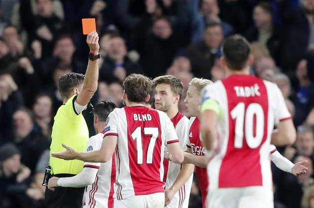 Rozhodčí Gianluca Rocchi byl nemilosrdný. Obránce Ajaxu Daley Blind v utkání Ligy mistrů na Chelsea viděl červenou kartu.