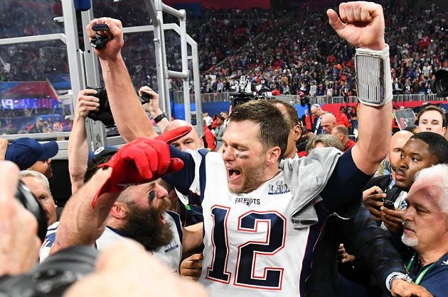 Šestý triumf v Super Bowlu mohl oslavit Tom Brady z týmu New England Patriots.