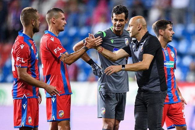 Trenér Viktorie Plzeň Adrian Guľa a střelec vítězného gólu Lukáš Hejda si podávají ruce po utkání s Mladou Boleslaví.