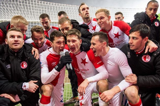 Fotbalisté Slavie Praha během děkovačky s fanoušky po výhře nad Mladou Boleslaví.