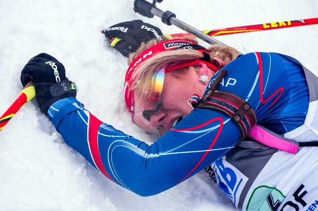 Vyčerpaná biatlonistka Gabriela Soukalová krátce po předávce štafety Jitce Landové.