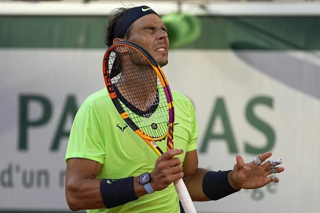 Španělský tenista Rafael Nadal po zahozené šanci během semifinále French Open proti Novaku Djokovičovi.