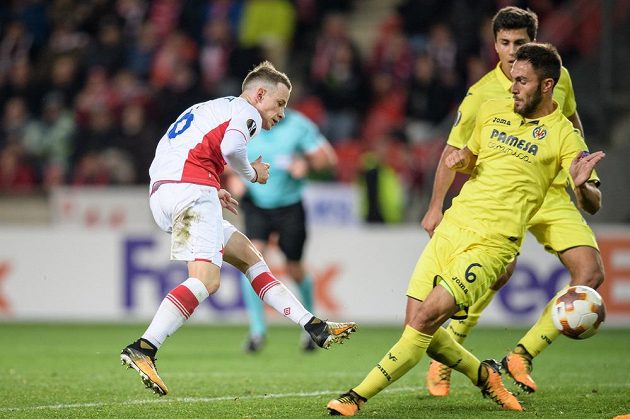 Jan Sýkora ze Slavie Praha a Víctor Ruiz z Villarrealu během utkání základní skupiny Evropské ligy v Praze.