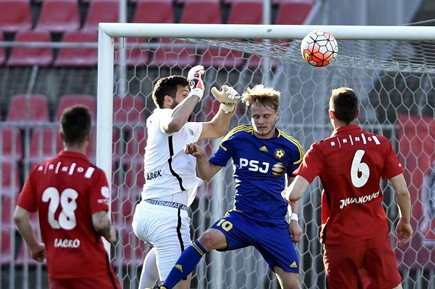 Zleva brněnský středopolař Matúš Lacko, jihlavský brankář Jan Hanuš, záložník Vysočiny Josef Bazal a Mihailo Jovanovič ze Zbrojovky.