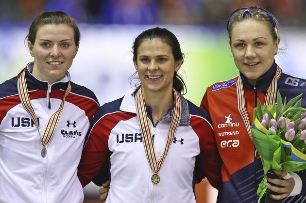 Tři nejlepší rychlobruslařky z trati 1000 m: (Zleva) Stříbrná Američanka Heather Richardsonová, vítězka závodu Brittany Boweová z USA a bronzová Karolína Erbanová.