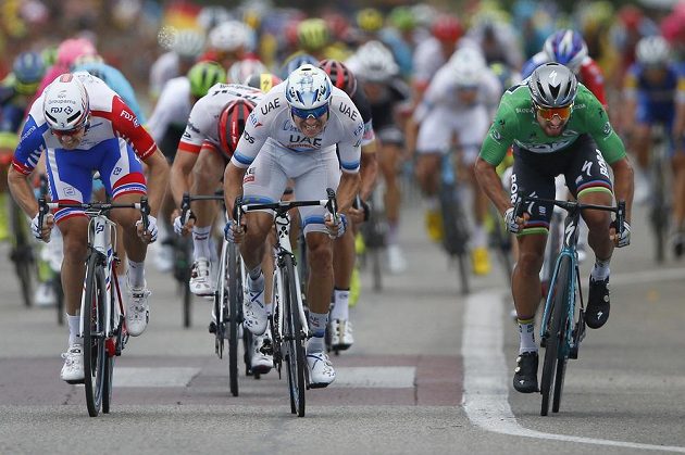 Králem spurtů na Tour de France je slovenský rychlík Peter Sagan (vpravo). Potvrdil to i ve 13. etapě, kdy porazil v závěrečných metrech Nora Alexandra Kristoffa.
