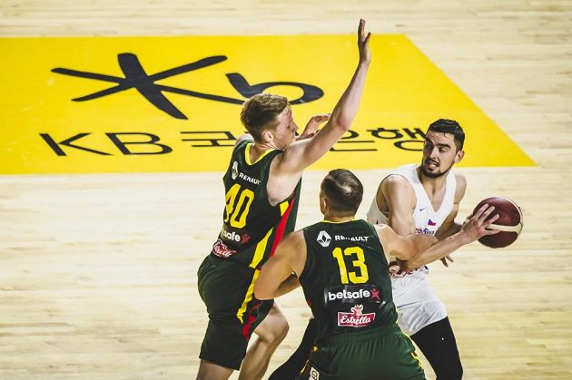 Čeští basketbalisté zakončili přípravu na mistrovství světa porážkou 79:82 s Litvou. Tomáš Satoranský se snaží rozehrát přes dvojici bránících soupeřů.