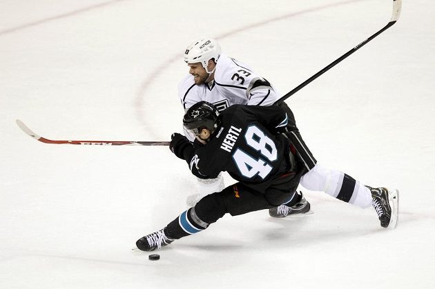 Hertlovi (48) se pátý zápas série proti Kings příliš nepovedl. Při prohře 0:3 byl u dvou inkasovaných gólů Sharks. Na snímku je odstavován Williem Mitchellem.