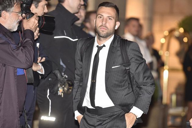 Fotbalista Barcelony Jordi Alba přichází do hotelu v Praze před zápasem Ligy mistrů se Slavií.