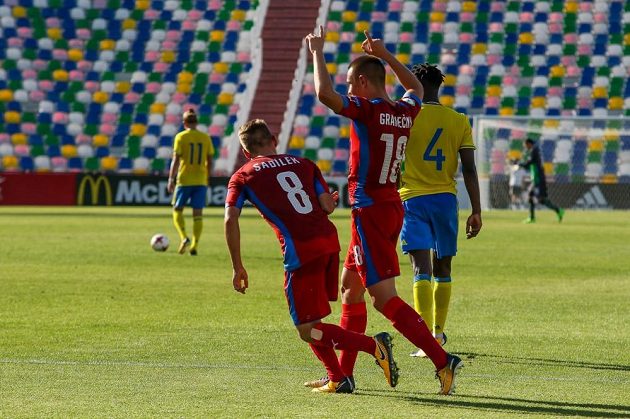 Česká devatenáctka vykročila do evropského šampionátu vítězně, neboť v Tbilisi porazila 2:1 Švédsko.