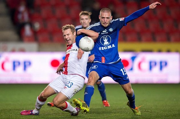 Slávistický záložník Karel Piták (vlevo) bojuje o míč s olomouckým Martinem Šindelářem v zápase 11. kola Synot ligy.