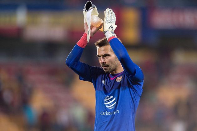 Brankář Dukly Praha Filip Rada se loučí s fanoušky po porážce od Sparty na Letné.