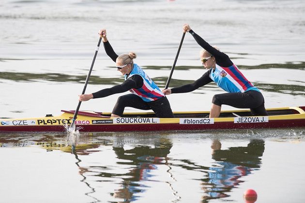 Kanoistky Lenka Součková (vpředu) a Jana Ježová v rozjížďce na 500 m během Mistrovství světa v rychlostní kanoistice v Račicích.