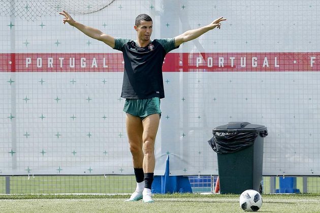 Portugalec Cristiano Ronaldo je v centru pozornosti i na mistrovství světa, to je pak hvězda ve svém živlu. Vůbec mu nevadí, že je vedle něj třeba popelnice, hlavně, že jsou vidět jeho svaly.
