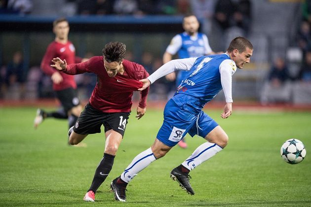 Václav Kadlec ze Sparty Praha byl držený Jaroslavem Svozilem ze Znojma během utkání 3.kola MOL Cupu.
