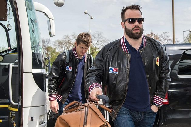 Čeští hokejoví reprezentanti Radko Gudas (vpředu) a Lukáš Radil před odletem na MS.