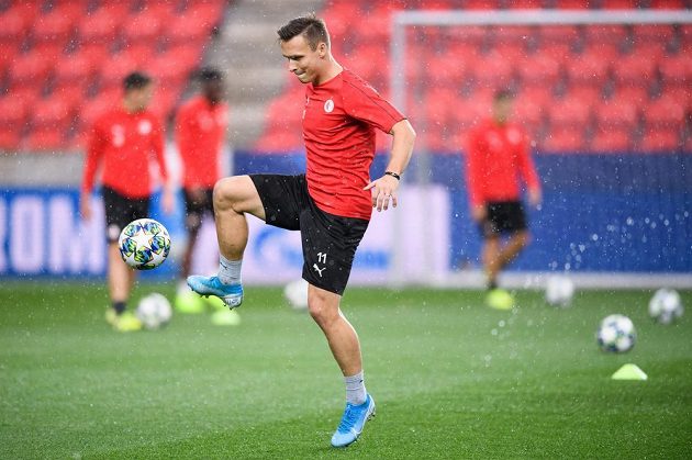 Stanislav Tecl ze Slavie Praha během tréninku před utkáním základní skupiny Ligy mistrů s Borussií Dortmund.