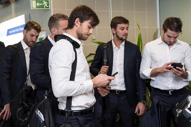 Hokejisté (zleva) Jakub Nakládal, Milan Michálek, Michael Frolík, Petr Mrázek a Michal Birner se svými mobilními telefony.