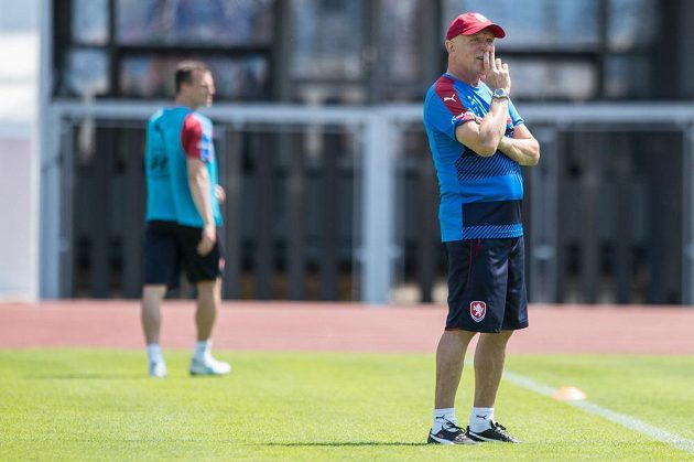 Trenér Karel Jarolím během tréninku fotbalové reprezentace před zápasy v Belgii a v Norsku.