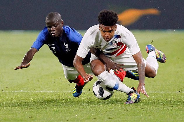 Přípravný zápas před MS mezi Francií a USA nabídl pořádnou bitvu. V souboji o míč se poroučí k zemi Francouz N'Golo Kante a Američan Weston McKennie.