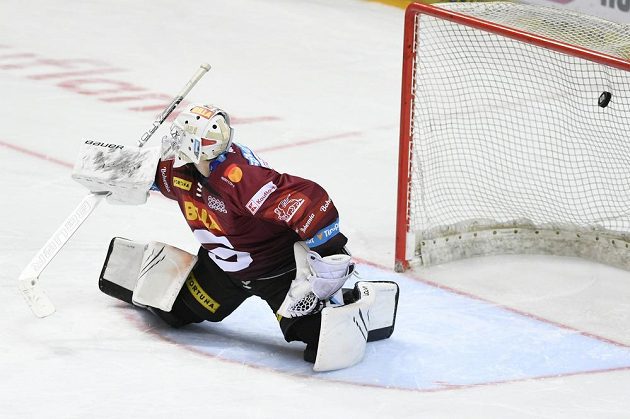 Brankář Sparty Jakub Neužil inkasuje rozhodující gól ze samostatných nájezdů z hole Jakuba Lva.