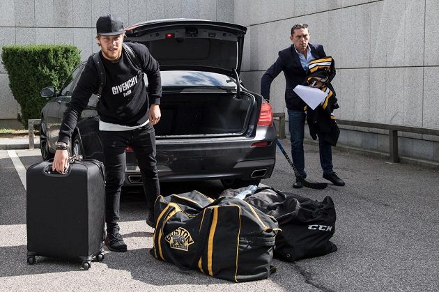 Hokejista David Pastrňák (vlevo) a jeho agent Aleš Volek před odletem na tréninkový kemp do Bostonu.