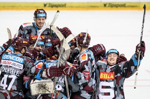 Hokejisté Sparty oslavují vítězství nad Vítkovicemi, zcela vpravo Jiří Černoch, autor vítězného gólu z nájezdu.