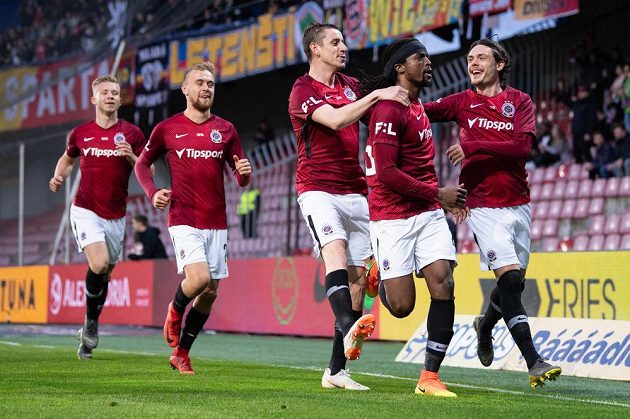 Fotbalisté Sparty Praha Ondřej Zahustel, Costa a David Moberg Karlsson oslavují gól na 1:0 během utkání nadstavby Fortuna ligy ve skupině o titul s Libercem.