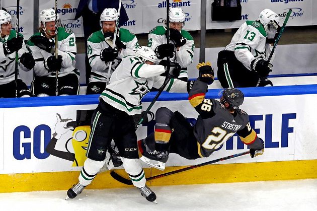 Hokejista Vegas Golden Knights Paul Stastny (26) je důrazně atakován Radkem Faksou (12) z týmu Dallas Stars.