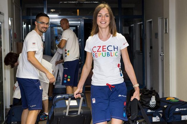 Chodkyně Anežka Drahotová během odletu čtvrté části olympijské výpravy na LOH do Ria.