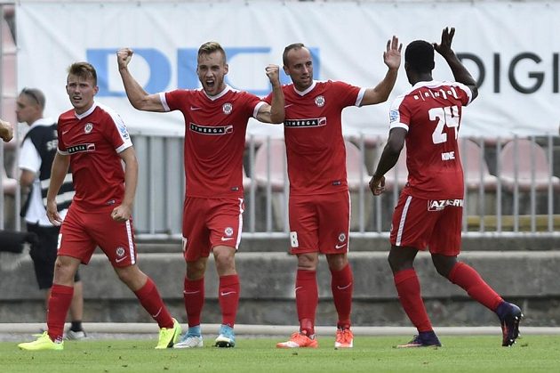 Hráči Brna zleva Milan Lutonský, autor první branky Miloš Kratochvíl, Tomáš Jablonský a Francis Koné.