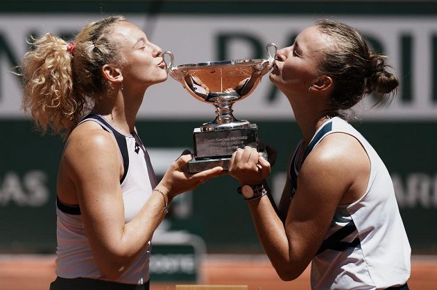 Barbora Krejčíková a Kateřina Siniaková vyhrály grandslamový titul na French open.