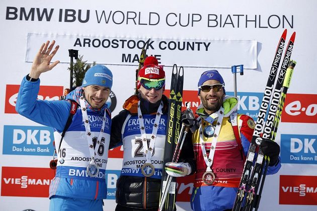 Tři nejlepší ve sprintu: (zleva) stříbrný Rus Anton Šipulin, vítěz Johannes Thingnes Bö z Norska a bronzový Francouz Martin Fourcade.