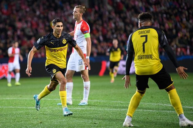 Achraf Hakimí z Dortmundu oslavuje gól na 1:0 během utkání základní skupiny Ligy mistrů na hřišti Slavie.