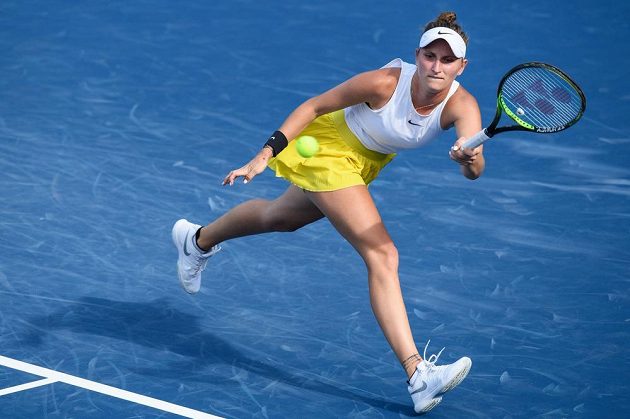 Markéta Vondroušová tahala proti Belindě Bencicové na charitativním turnaje Tipsport Elite Trophy za kratší konec.