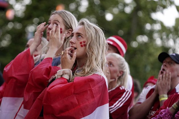 Dánské fanynky sledují dramatické semifinále fotbalového EURO na obřích obrazovkách doma v Kodani.