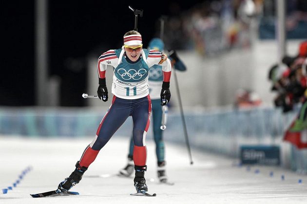 Norská biatlonistka Marte Olsbuová překvapila ve sprintu stříbrným umístěním.