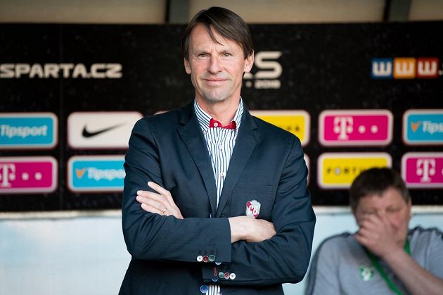 Trenér Karviné František Straka během utkání 29. kola Fortuna ligy na Spartě.