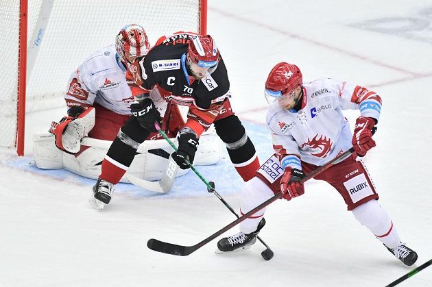 Zleva brankář Třince Marek Mazanec, Radek Smoleňák z Hradce Králové a Marian Adámek z Třince.