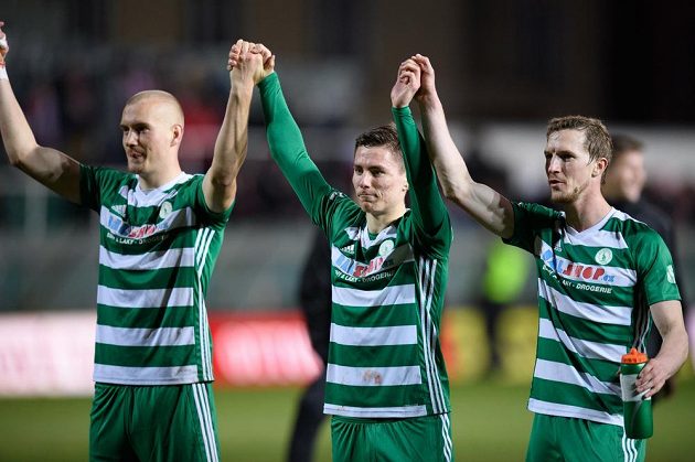 Euforie v Ďolíčku. Fotbalisté Bohemians Daniel Köstl (vlevo), Jan Vodháněl a Petr Hronek oslavují vítězství nad Slavií.