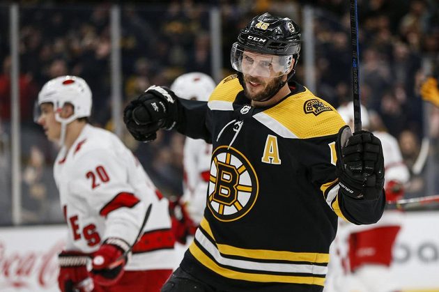 Český hokejový útočník David Krejčí z týmu Boston Bruins slaví svou dvoustou trefu v NHL.