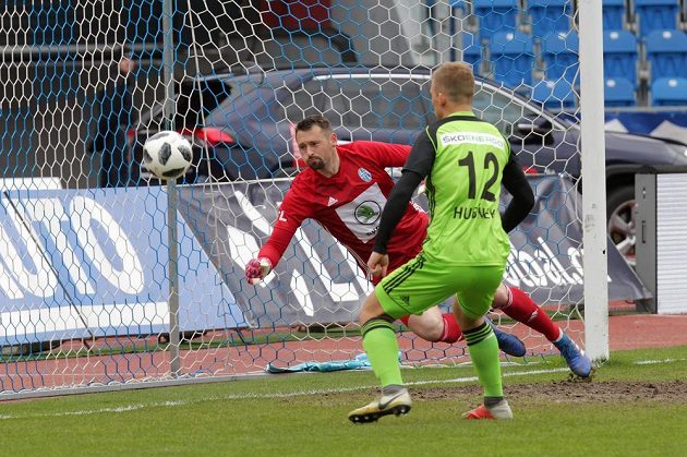 Zleva brankář Mladé Boleslavi Jan Šeda inkasuje první branku v zápase na hřišti Baníku Ostrava. Vpravo Michal Hubínek z Boleslavi.