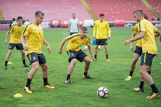 Fotbalisté Sparty (zleva): Michal Sáček, Milan Piško, Martin Frýdek, Vjačeslav Karavajev a Eldar Čivič během tréninku v Bělehradě.
