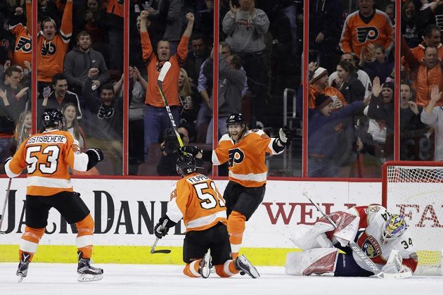 Philadelphia Flyers porazila v NHL Floridu Panthers 2:1 po samostatných nájezdech. V tuto chvíli slaví Letci Shayne Gostisbehere, Valtteri Filppula a Jakub Voráček gól Filppuly.