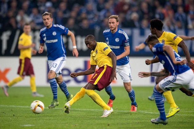 Sparťanský útočník Kehinde Fatai střílí gól proti Schalke na stadiónu v Gelsenkirchenu.
