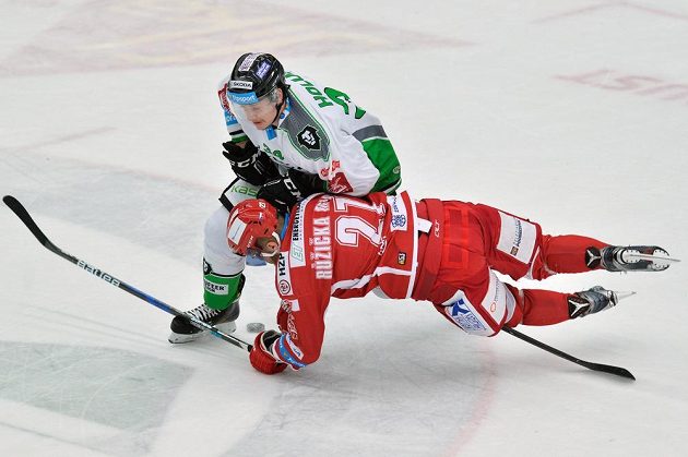 Jan Holub (vlevo) z Boleslavi a Martin Růžička z Třince v utkání 51. kola extraligy.